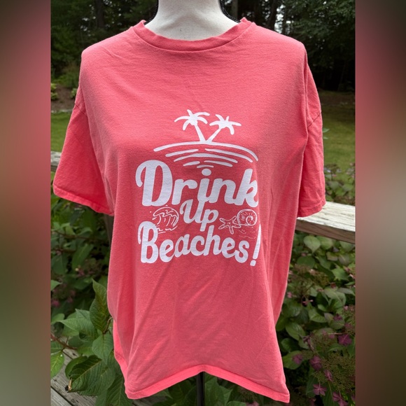 Gildan woman’s  T-shirt Drink up beaches size XL worn once - Picture 1 of 4